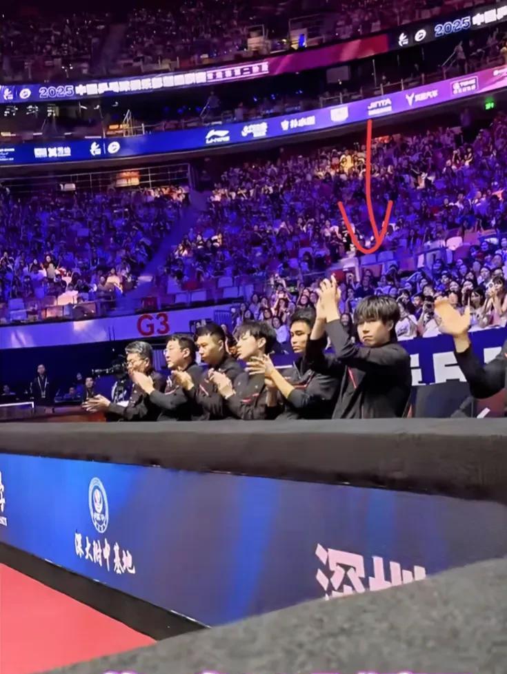 草莓熊大漏勺，
今天看比赛绝对跟大头一样，
全看隔壁了，
不然连自己队伍3比0赢