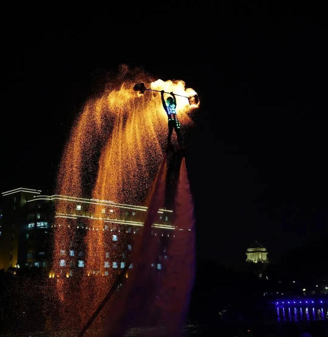 长春德苑公园夜间上演水上飞人带火壶腾空，场面震撼。