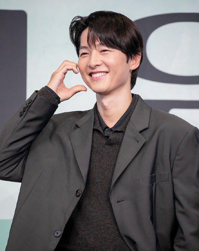 #宋仲基新剧发布会状态#
继《太阳的后裔》后，宋仲基时隔9年回归爱情剧！和女主的