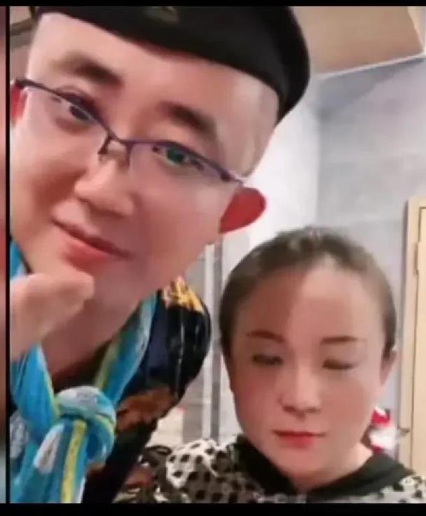 老杨对婚姻这么随便，想想大腾好可怜。这么大了，自己的老爸长什么样为曾蒙面。
老妈