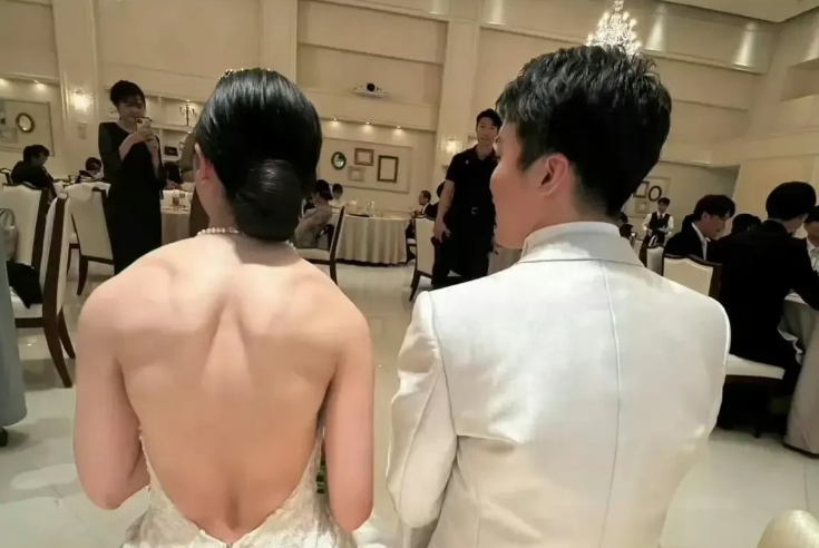 不得不说，新娘看着吓人，一看就是力量型选手。比新郎壮实多了。[捂脸哭][捂脸哭]