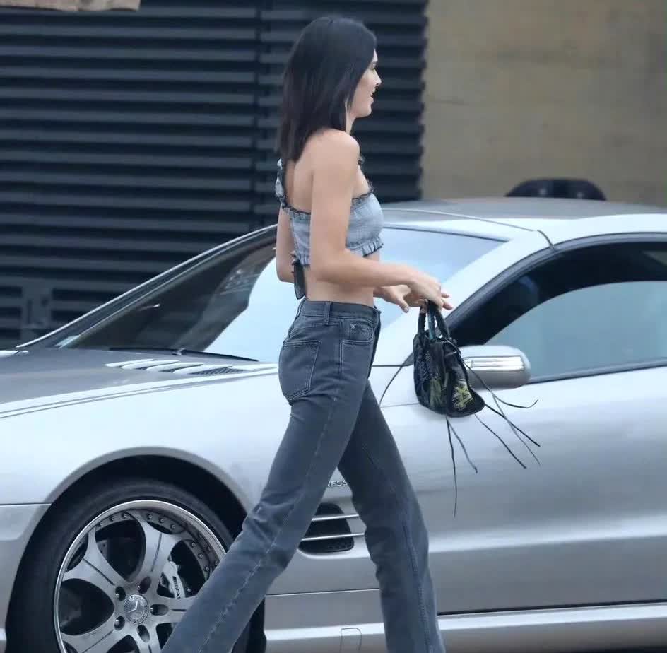 肯豆Kendall Jenner
👠和席梦思（哈哈哈西蒙斯）一起约会～
细