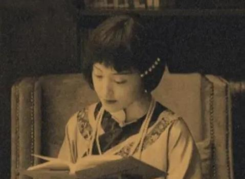 徐志摩勾搭好友妻子——陆小曼，被陆小曼丈夫知道了。陆小曼丈夫掏出手枪，指着陆小曼