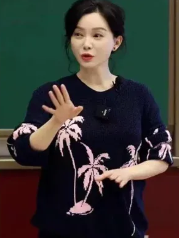 陈数常被问及作为女神，嫁给二婚男人并担任后妈是否委屈。对此，她淡然回应，幸福从不