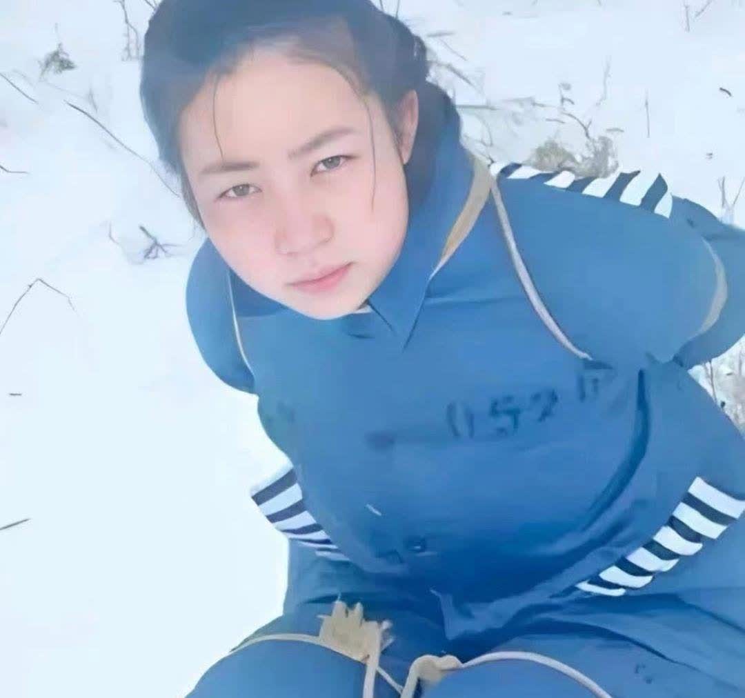 ?1991年，19岁的吴晓莉，在行刑前留下了她的最后一张照片。
吴晓莉蹲在雪地