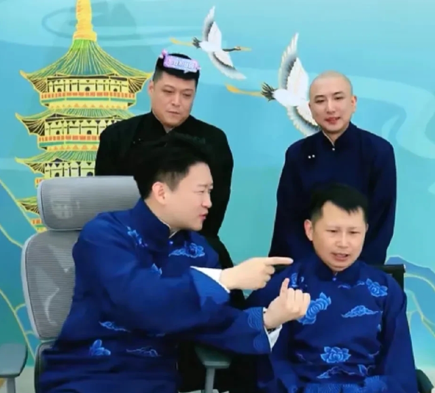 每周三晚上曹云金会固定直播说相声，但今天有点特别，因为杨少华先生突然去世了