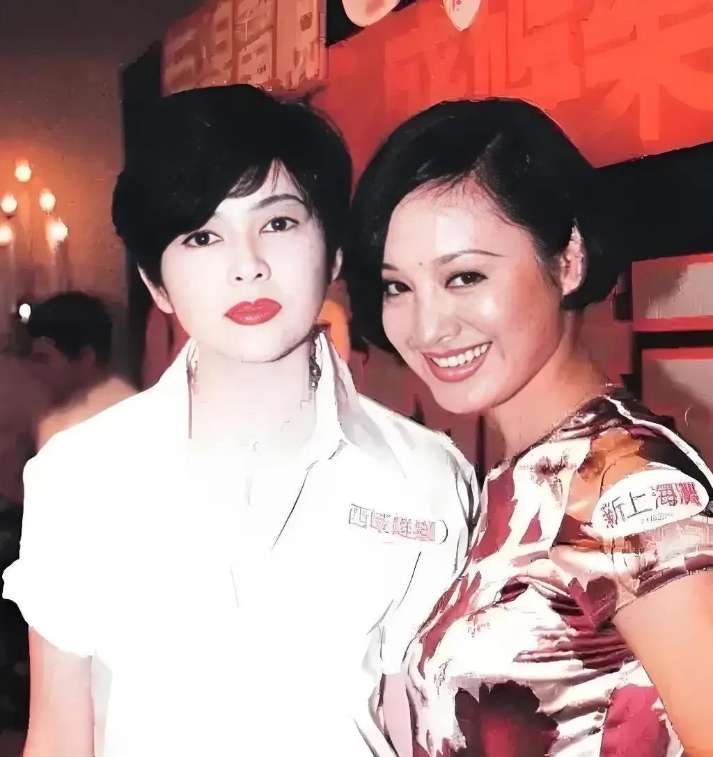 宁静年轻时有多美？
站在关之琳身边，除了皮肤黑点，其它方面毫不逊色，完全没有被艳