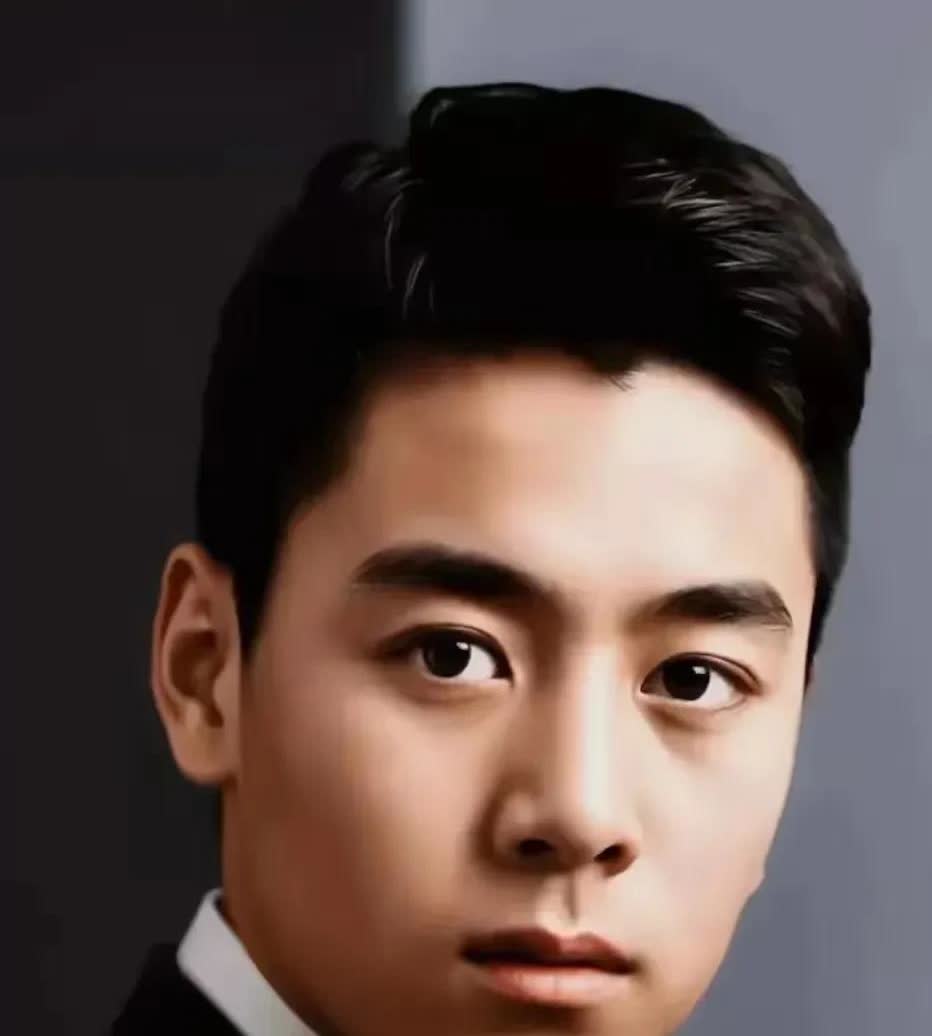 周恩来是一位集相貌、气质、才华、胆略、品格于一身伟人，英俊的脸庞，坚毅的眼神，让