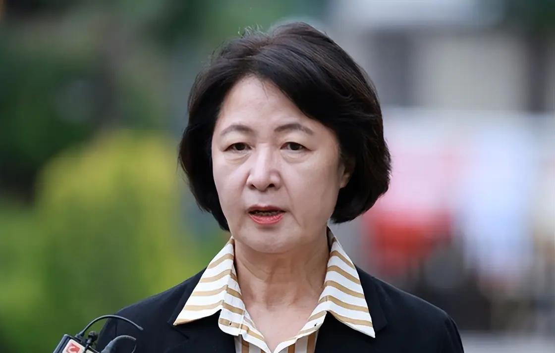 万万没想到，秋美爱终于逮着机会了，竟然对红颜知己文在寅讥讽加挖苦，疑似批评揭短的