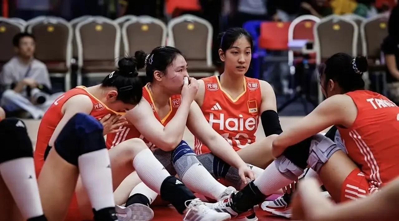 中国女排在本次比赛中遭遇失利
年轻队员张籽萱、吴梦洁等队员接发球失误，掉分过后泪