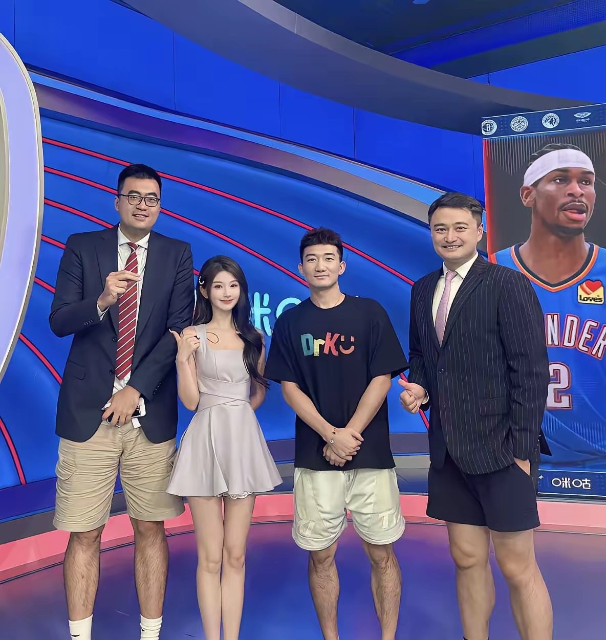 为什么主持人都喜欢上衣穿西服，而下半身就穿短裤