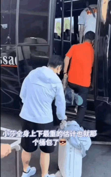莎莎行李箱空空如也，背后真相让人暖心











天呐！莎莎的行李箱竟