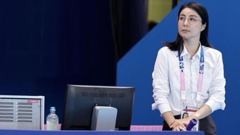郭晶晶，这位曾经的跳水女皇，以“不止步”的人生态度不断书写人生新篇。
她在运动员
