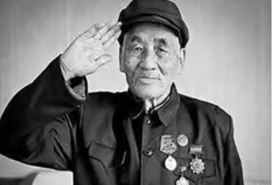 1994年，一个叫冬妮的人来到志愿军第47军“调查”自己的父亲，可是查遍了资料也