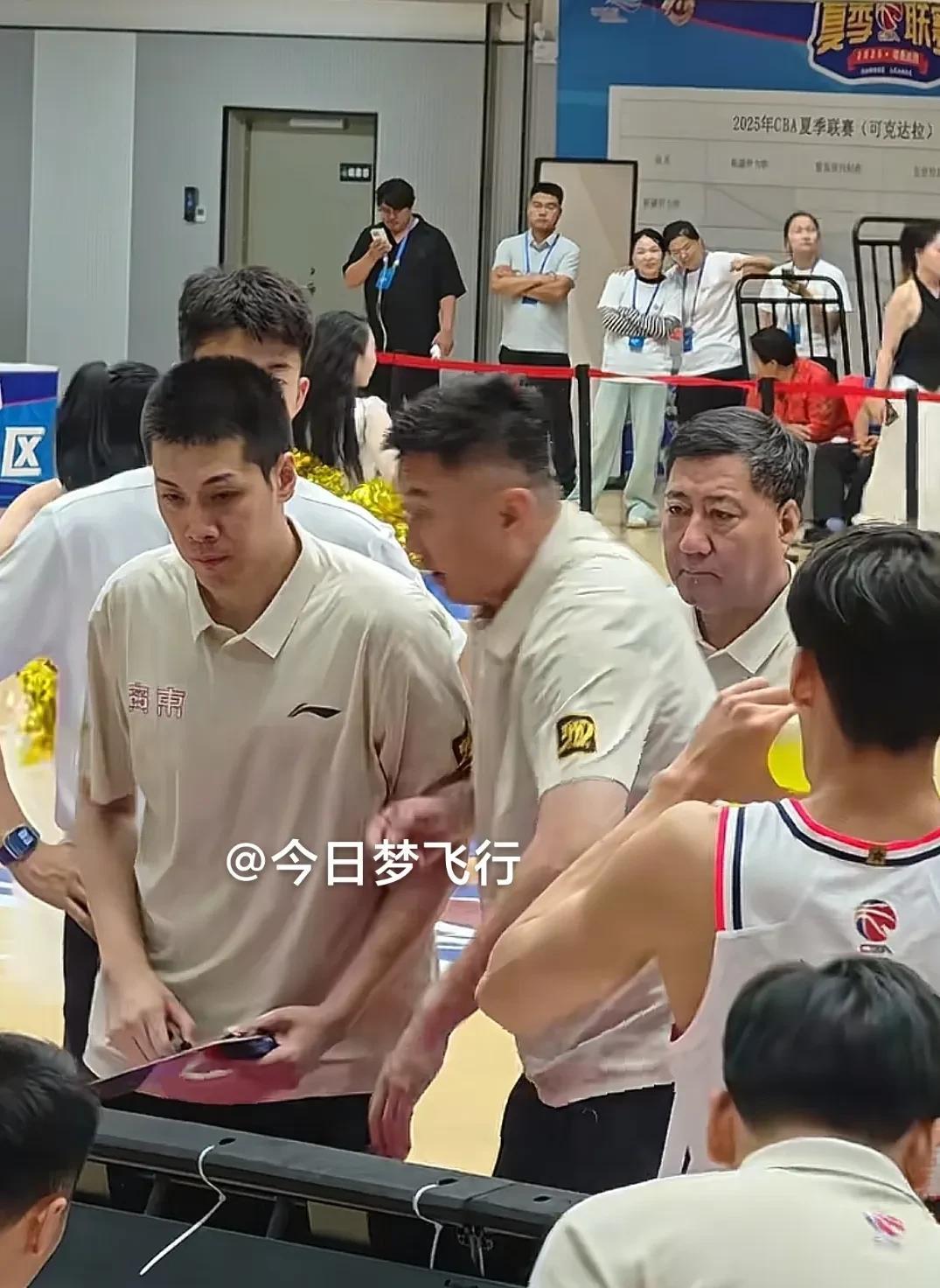 任骏威沉肩撞开杜锋！
有趣的一幕：CBA夏联可克达拉站的赛事，广东VS北控比赛进