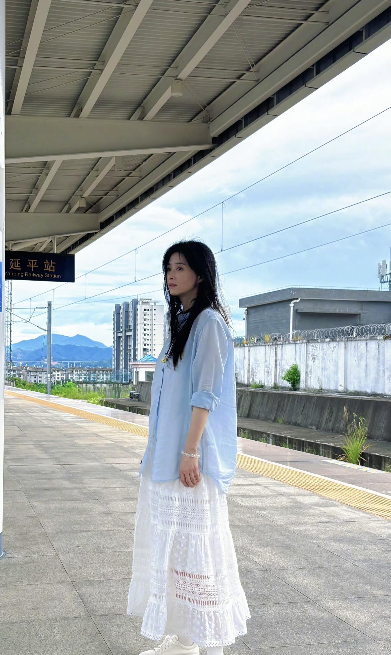 8月20日，蒋欣晒出一组站台美照，还在评论区晒出了一张生活照，好甜美可爱啊。
4