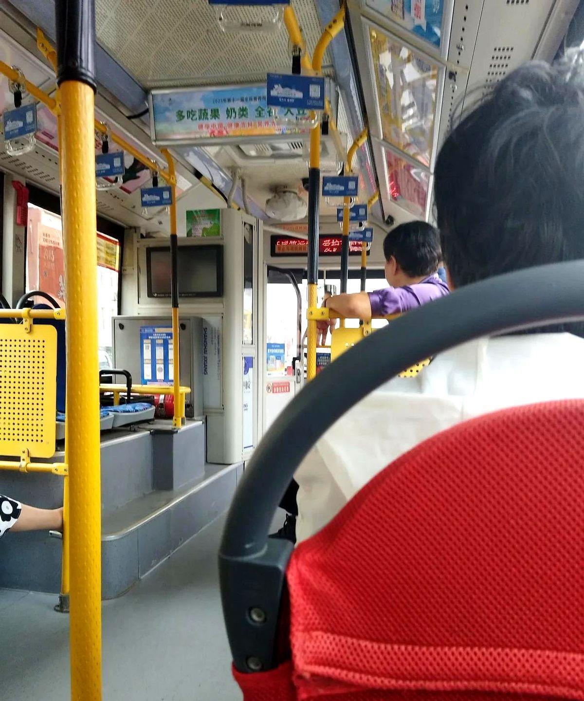 今天坐361路公交车从二道回来的时候，半路上来了一个妇女，她上车时动作挺麻利。