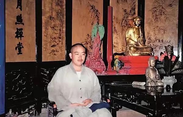 感觉这个和尚在年轻的时候，应该是有一定身手的，本身这里习武的人就特别多，经常和一
