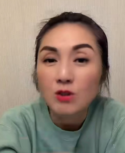 提到小柯和周柏豪这两位创作者时，她的语气里都是信任和欣赏，还特意强调他们各自的风