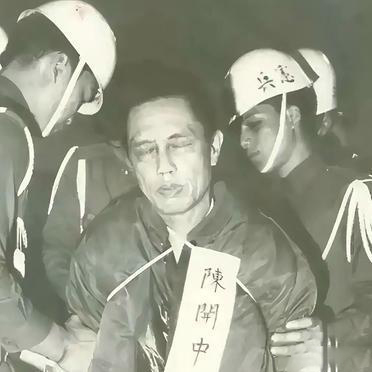 1949年10月24日深夜，金门岛北岸传来木帆船搁浅的刺耳摩擦声。

29岁的2