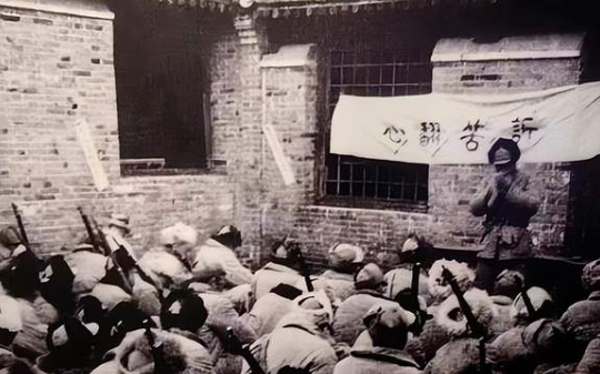 1948年国党起义将军家中上演“无间道”，两个老婆一个军统一个共党