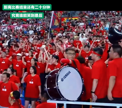 苏超联赛焦点战榜首之争真是太精彩了。上半场比赛两队战成零比零，下半场第六十二分钟
