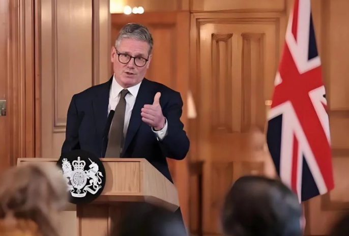 英首相斯塔默直言：我们正处在俄罗斯造成的战乱时代，乌克兰是欧洲的门户，是阻挡俄祸