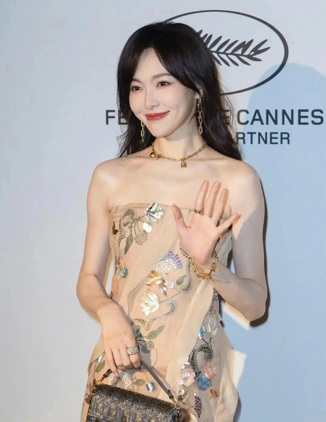 原来这就是婚姻美满显在脸，红气养人！
而且唐嫣和刘诗诗杨幂比起来，胜在自然，脸上