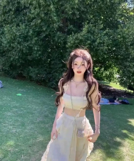 王思聪女友懒懒美若小天使，肤白眼神纯，像瓷娃娃。不懂她为啥看上王思聪，她是为钱还