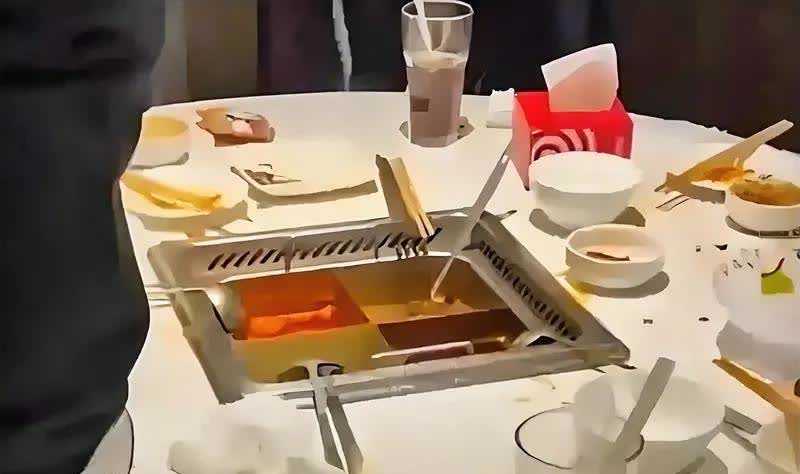 两个未成年在海底捞喝醉酒，并当众撒尿在火锅里，还拍视频！视频里甚至传出阵阵笑声，