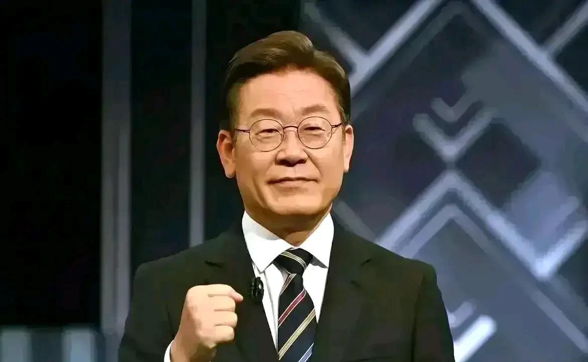 仁川登陆！
美国观察团来了，韩国国民夹道欢迎！有点救世主驾临的模样！动乱了好几个
