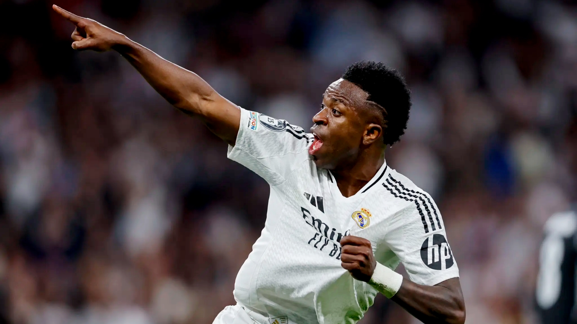 西媒报道，皇马决不允许维尼修斯免签离队，未来几个月不续约就立即卖。
维尼修斯的合