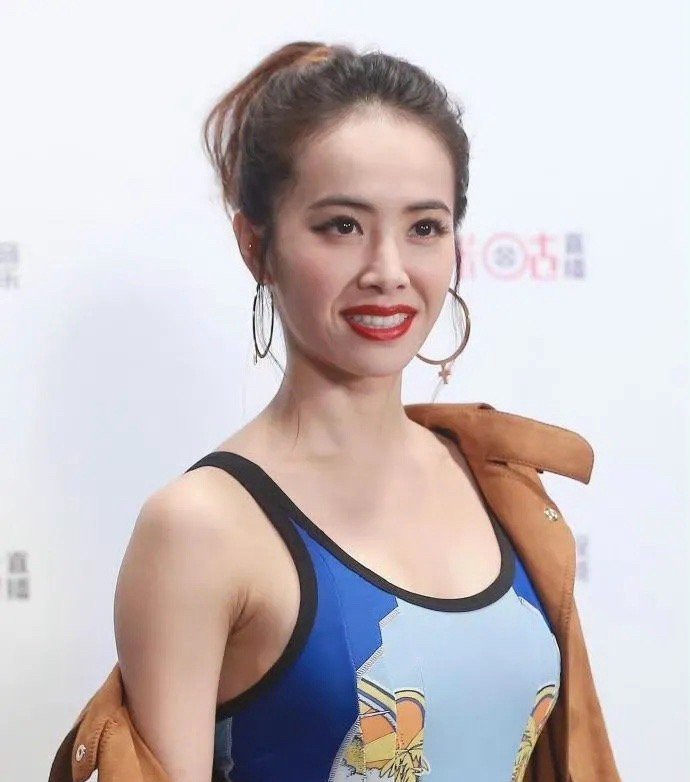 44岁蔡依林近照反差大？

她法令纹明显，和印象里唱跳利落的 “Jolin 