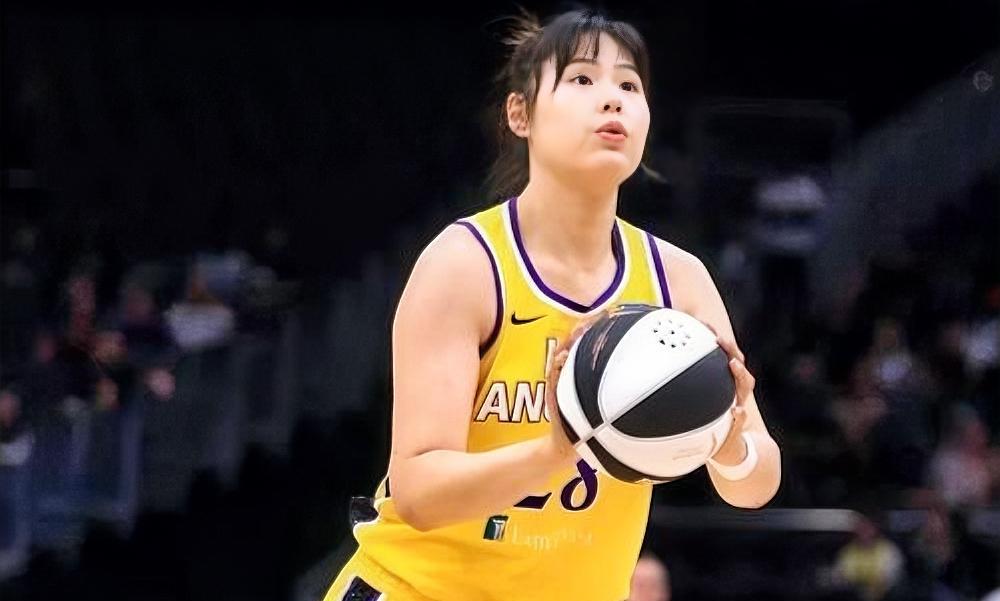 虽然女篮“双塔”战法够新颖，但是雏形阶段不适合实战，或许李月汝归来时才能有效果。