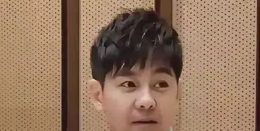 林志颖近期粉丝见面会一身蓝色西装出现，发福明显，出现双下巴，鼻头形状变化引发整容
