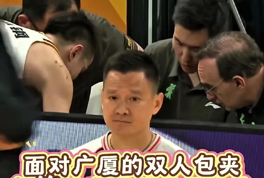 乌戈尽力了！乌戈给赵继伟画战术怎么破包夹！
半决赛辽宁对阵广厦的G1，辽宁男篮大
