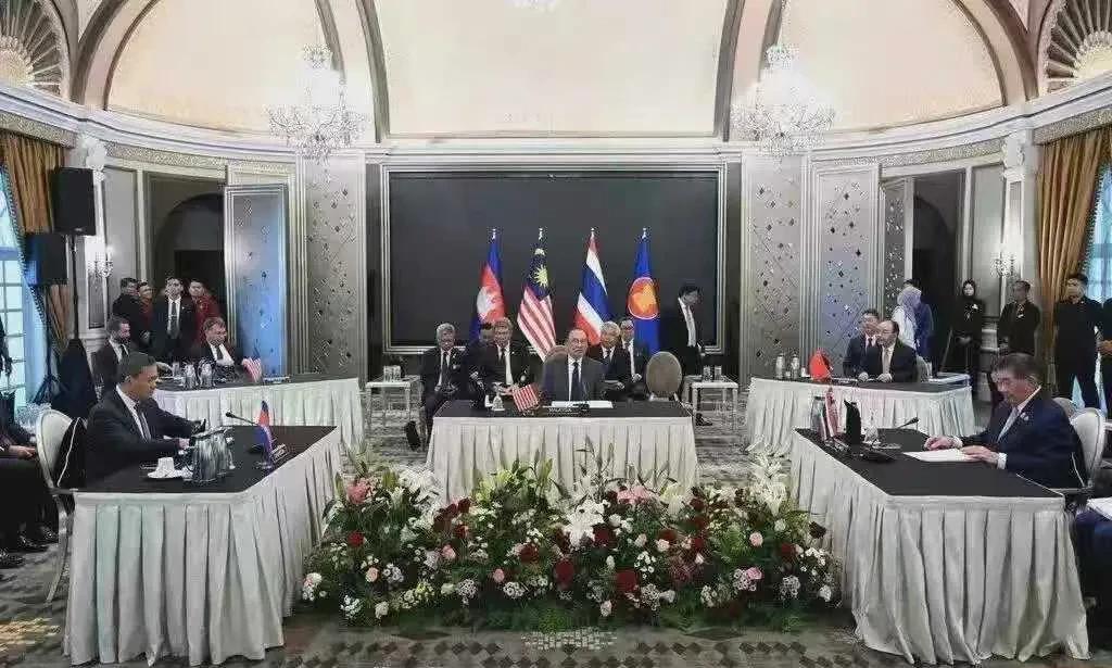 牛弹琴:柬埔寨和泰国停火，秘密就藏在这张照片里。
看到这张图，仿佛一切尽在不言中