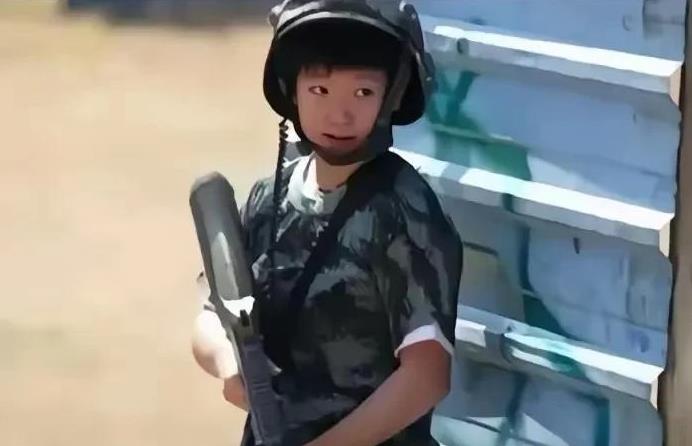 Coco：莎莎，你穿成这样干嘛？
莎莎：我要去和大头决斗，他去上研究生了，却把我