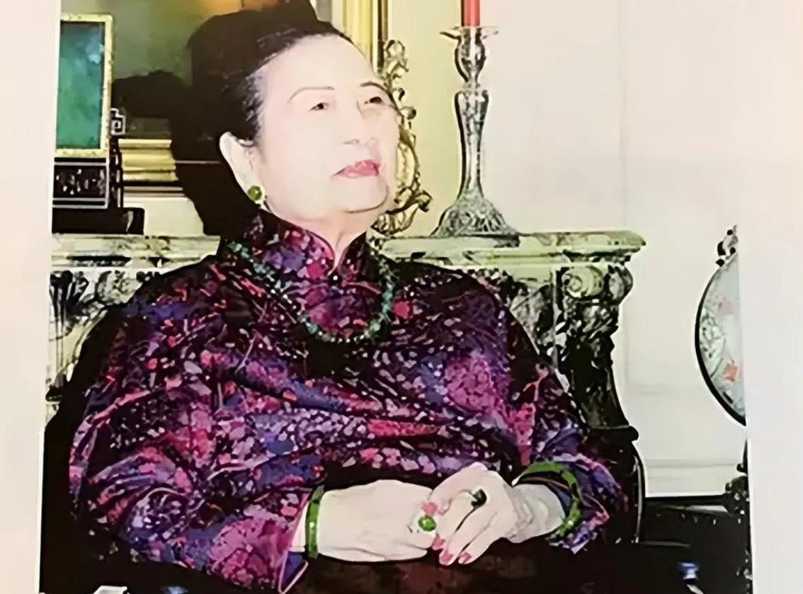 2个亿的手镯你见过吗？
宋美龄那只价值2亿的麻花手镯，
随她佩戴至生命尽头，
而