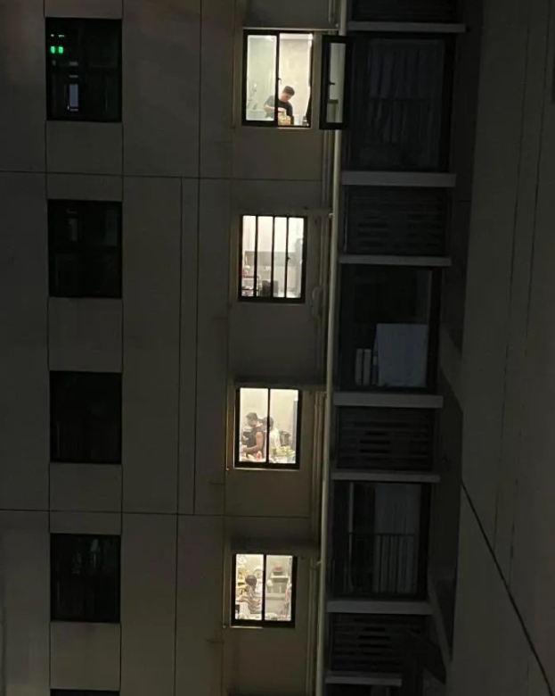 这就很奇怪，怎么都是男人在做饭？