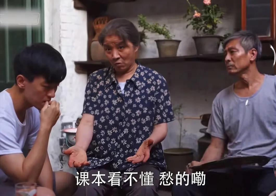 当70岁曹阳在《北上》里五官乱飞狂吼拆迁戏时，隔壁《小巷人家》的迟蓬正用一瓣西瓜