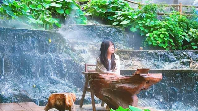 云雾缥缈间，瀑布落九天。王府竹海，藏着一处会呼吸的山水画境。