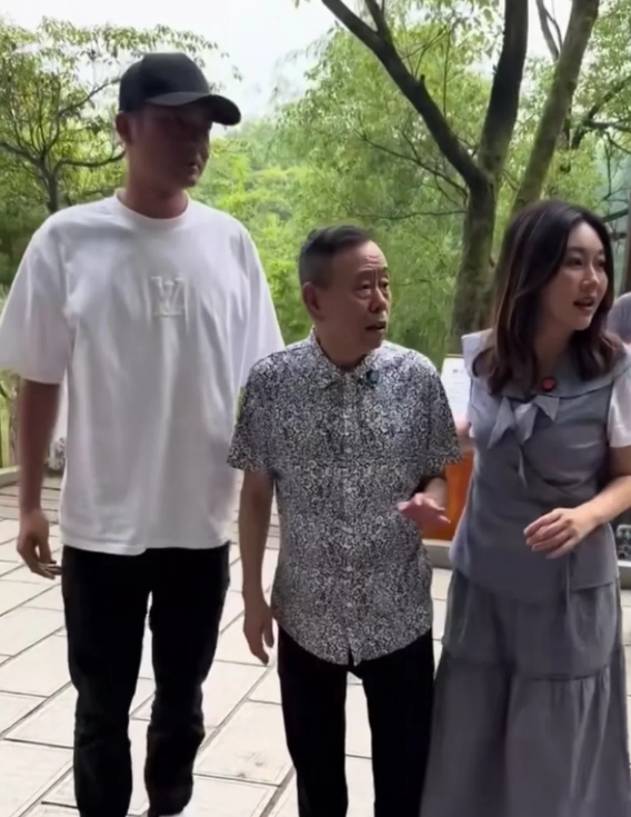 又见潘长江老了不少，实力派演员潘长江出游时，与游客粉丝热情的打招呼，六十多岁的他