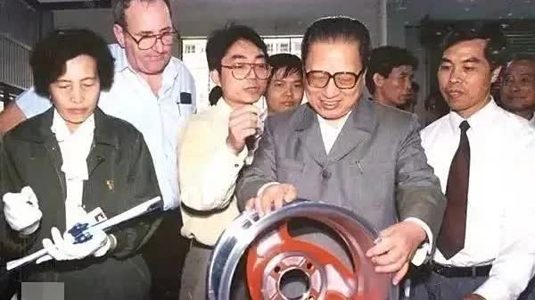 1993年4月，阳光正好，乔石同志来到了位于广东省佛山市南海区广佛路的南海中南轮