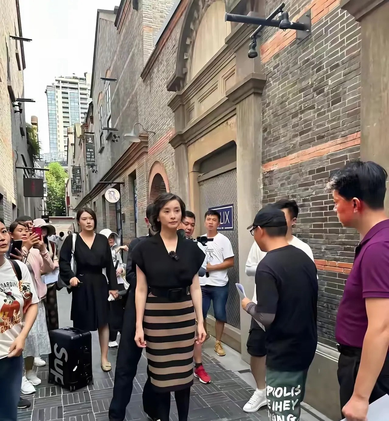 这是哪位明星？后面还有这么多拍摄的人员