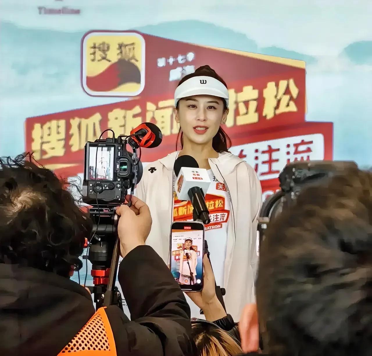 发现没有？
离开杨子的黄圣依，容光焕发，自信大方。高级感满满。自由之身的黄圣依可