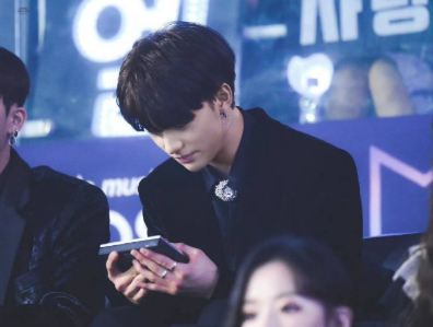 仔细看奖杯的小男孩 和以前到底有什么区别