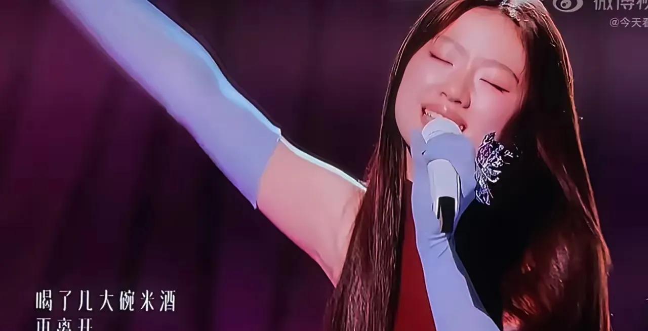 单依纯今天的歌曲真的用心良苦！
根本就不是像大家批评的假松弛，唱歌像在说梦话，表