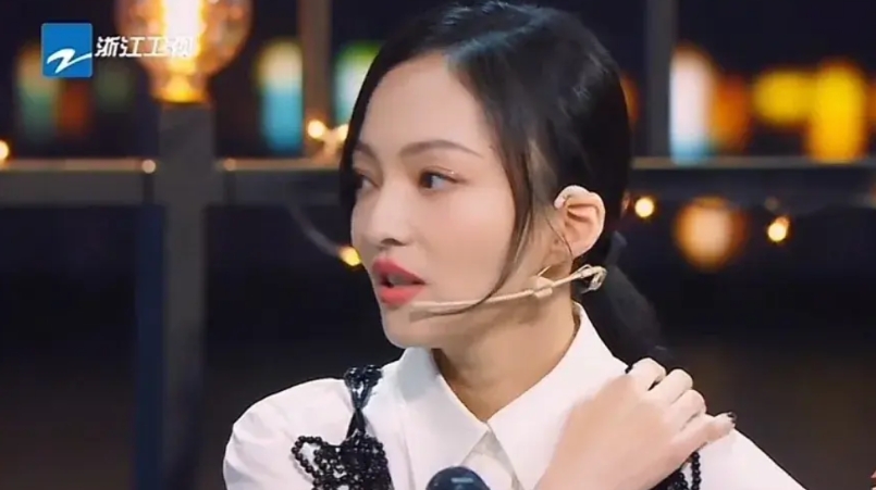 每次觉得生活很苦很累的时候，都会反复去看张韶涵的这段采访。

张韶涵说：“听听我