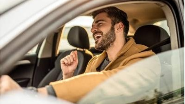 开车听音乐，到底安不安全？老司机吵翻了！